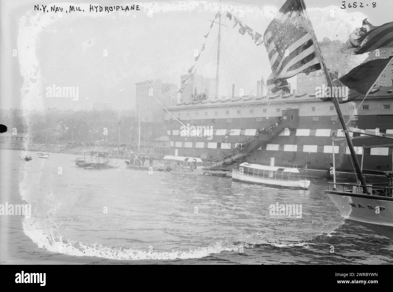 N.Y. Navigation Mil. Wasserflugzeug, Foto zeigt das New York Naval Militia Hydroplane (unten links); im Hintergrund befindet sich die Fregatte Granite State, ursprünglich USS New Hampshire (1864). 1910 und ca. 1915, Glasnegative, 1 negativ: Glas Stockfoto