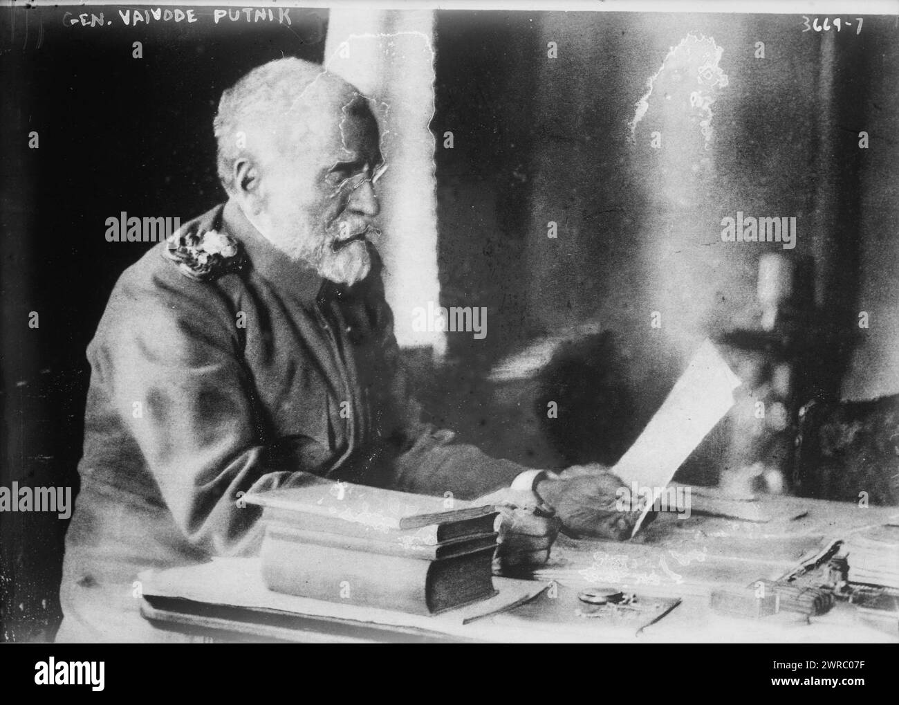 Das Foto zeigt Radomir Putnik, auch als Vojvoda Putnik, ein erster serbischer Feldmarschall und Generalstabschef der serbischen Armee während der Balkankriege und des Ersten Weltkriegs, zwischen ca. 1910 und ca. 1915, Glasnegative, 1 negativ: Glas Stockfoto