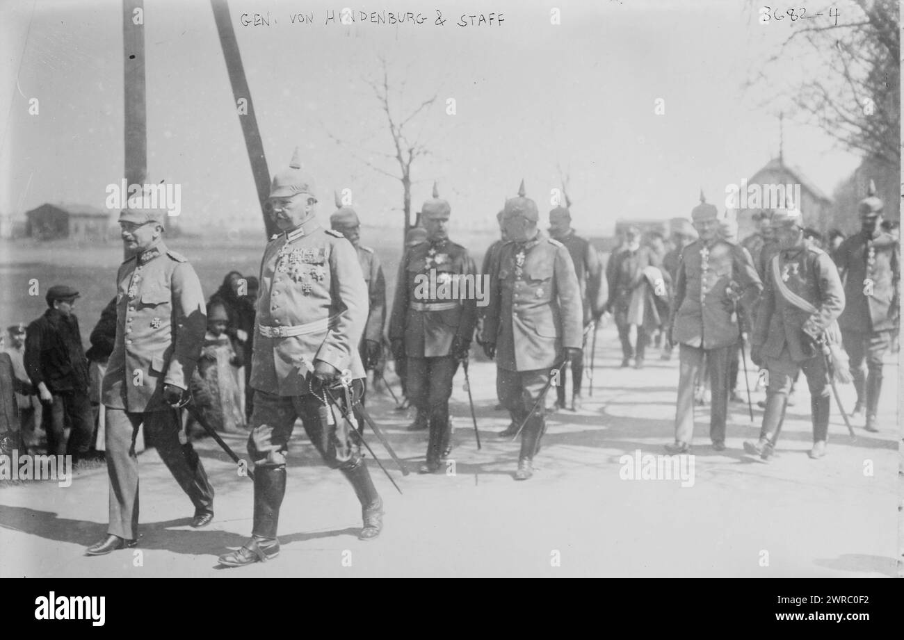 General von Hindenburg und Stab, Foto zeigt Paul von Hindenburg (1847–1934), einen preußisch-deutschen Feldmarschall und Staatsmann, zwischen ca. 1910 und ca. 1915, Glasnegative, 1 negativ: Glas Stockfoto