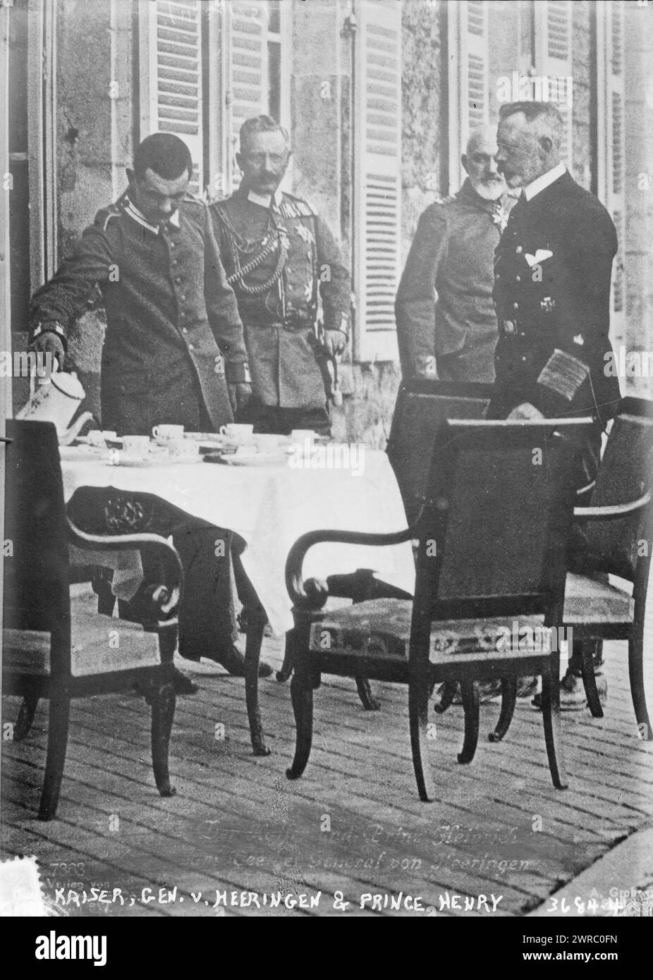 Kaiser, General v. Heeringen & Prinz Heinrich, Foto zeigt Wilhelm II. (1859–1941), Josias von Heeringen (1850–1926), Prinz Heinrich von Preußen (1862–1929) und einen nicht identifizierten Mann, der Kaffee gießt., zwischen ca. 1910 und ca. 1915, Glasnegative, 1 negativ: Glas Stockfoto