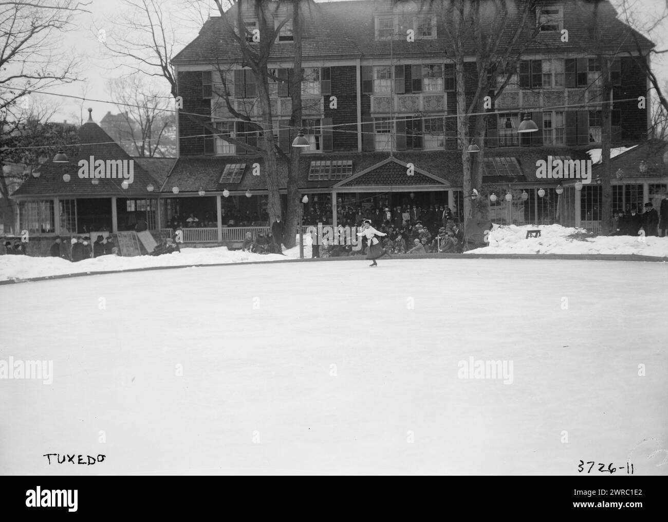 Tuxedo, Foto zeigt Skater am Tuxedo Lake, Tuxedo Park, New York State., zwischen ca. 1910 und ca. 1920, Glasnegative, 1 negativ: Glas Stockfoto