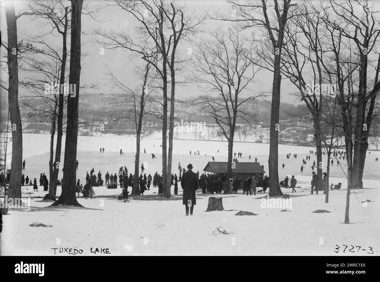 Tuxedo Lake, Foto zeigt Skater auf Tuxedo Lake, Tuxedo Park, New York State., zwischen ca. 1910 und ca. 1920, Glasnegative, 1 negativ: Glas Stockfoto