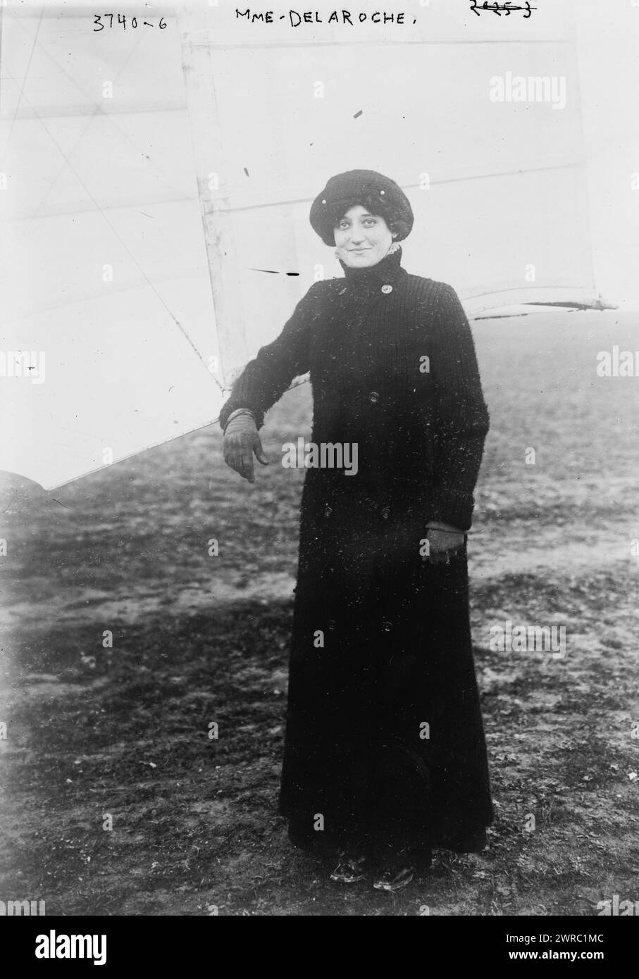 Mme. Delaroche, d. h. de Laroche, Foto zeigt Raymonde de de Laroche (1882–1919), eine französische Pilotin und die erste Frau der Welt, die eine Pilotenlizenz erhielt. Sie wurde Elise Raymonde Deroche geboren. 1915 und ca. 1920, Glasnegative, 1 negativ: Glas Stockfoto