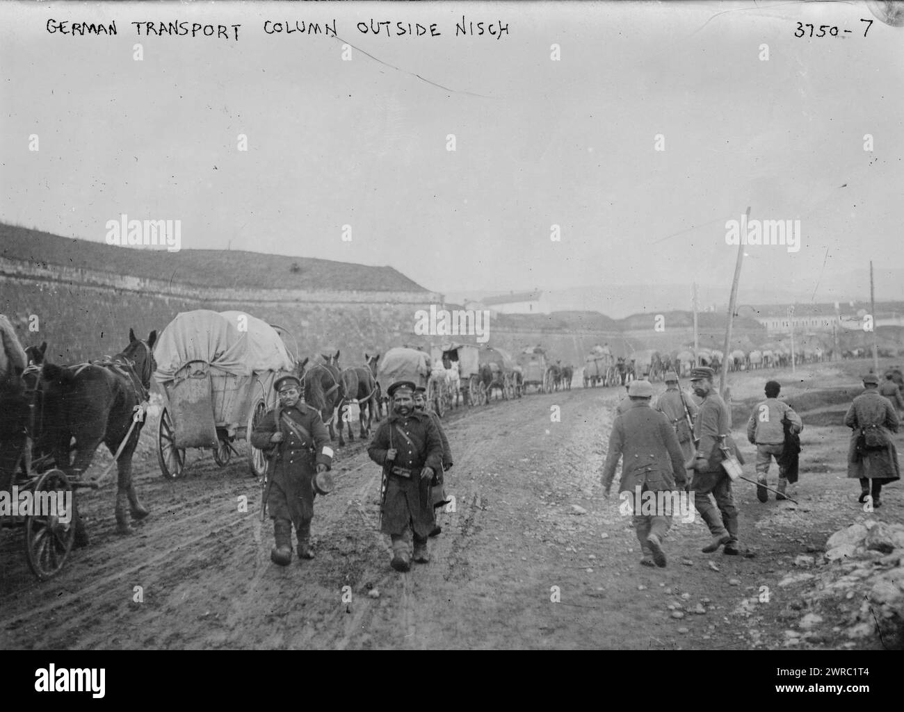 Deutsche Transportsäule außerhalb von Nisch, Foto zeigt deutsche Soldaten außerhalb von NIS, Serbien während des Ersten Weltkriegs, zwischen ca. 1915 und ca. 1920, Weltkrieg, 1914-1918, Glasnegative, 1 negativ: Glas Stockfoto