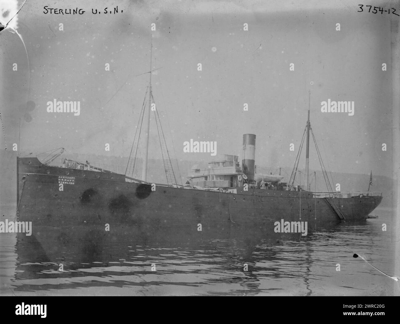 STERLING, U.S.N., Foto zeigt das US-Kriegsschiff Sterling vor Anker im Hudson River, nahe der New York Navy Yard während des Presidential Naval Review am 3. Oktober 1911. Der Sterling wurde im Februar 1916 zwischen ca. 1915 und ca. 1920, Glasnegative, 1 negativ: Glas Stockfoto