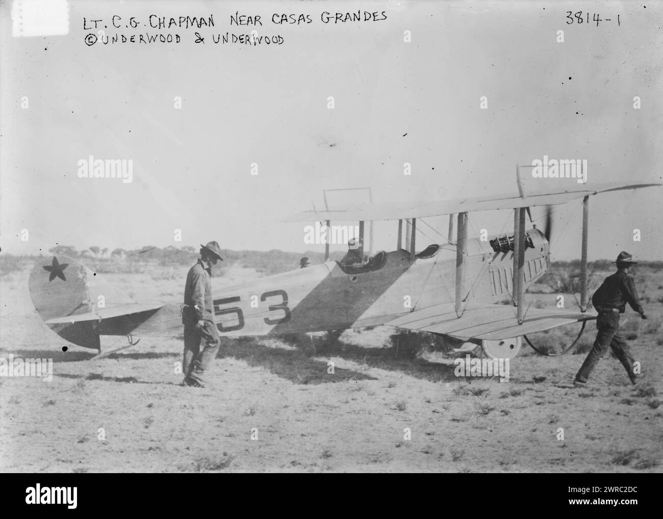 Lt. C.G. Chapman in der Nähe von Casas Grandes, Foto zeigt Pilot Lt. Carleton G. Chapman mit Curtiss JN-3 'Jenny' US Army Flugzeug in Mexiko während der Villa Expedition, März oder 1916 April, 1916 März oder April, Glas negative, 1 negativ: Glas Stockfoto