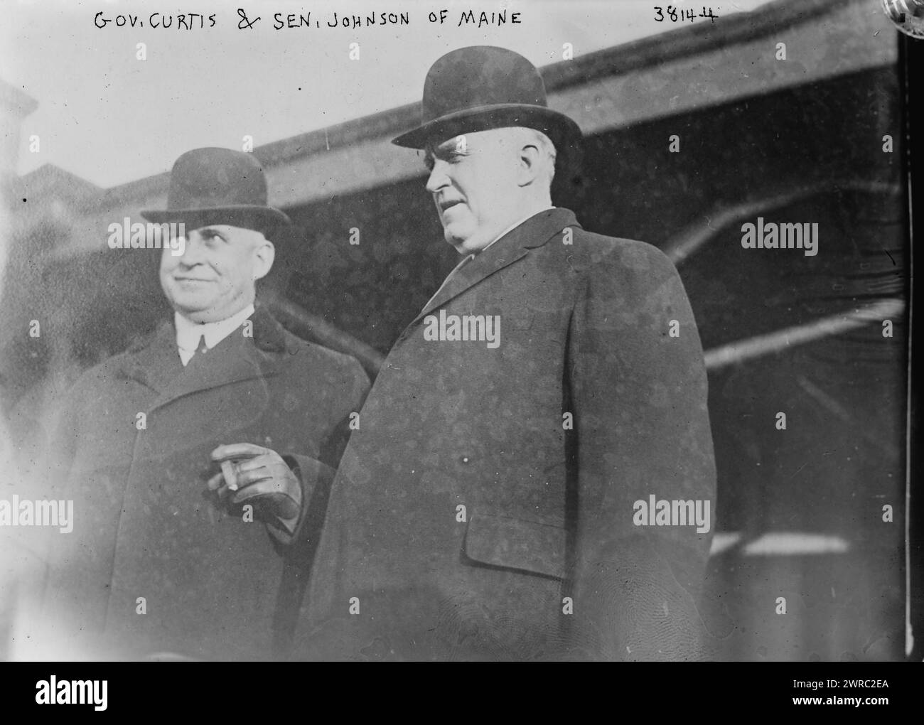 Gov. Curtis & Sen. Johnson of Maine, Foto zeigt den Politiker Oakley C. Curtis (1865–1924), der vom 4. März 1911 bis 3. März 1917 als 50. Gouverneur von Maine fungierte, und Charles Fletcher Johnson (1859–1930), demokratischer Senator aus Maine. 1915 und ca. 1920, Glasnegative, 1 negativ: Glas Stockfoto