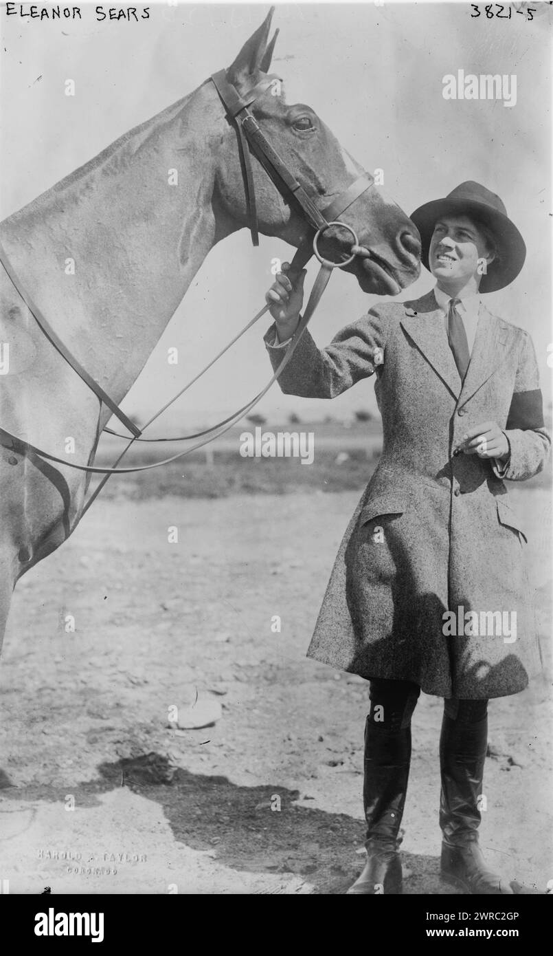 Eleanor Sears, Foto zeigt Eleonora Randolph Sears (1881–1968), eine Tennisspielerin, Reiterin und Squashspielerin am Coronado Beach, Coronado, Kalifornien. 1915 und 1916, Glasnegative, 1 negativ: Glas Stockfoto