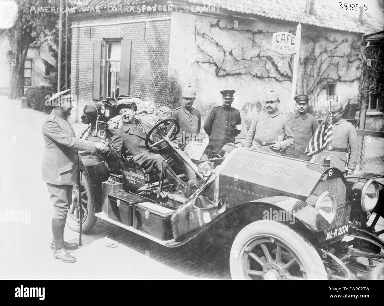 Das Foto zeigt Wilbur H. Durborough, einen US-amerikanischen Korrespondenten, der 1915 nach Deutschland ging, um Filmmaterial des Ersten Weltkriegs zu drehen. 1915 und ca. 1920, Weltkrieg, 1914-1918, Glasnegative, 1 negativ: Glas Stockfoto