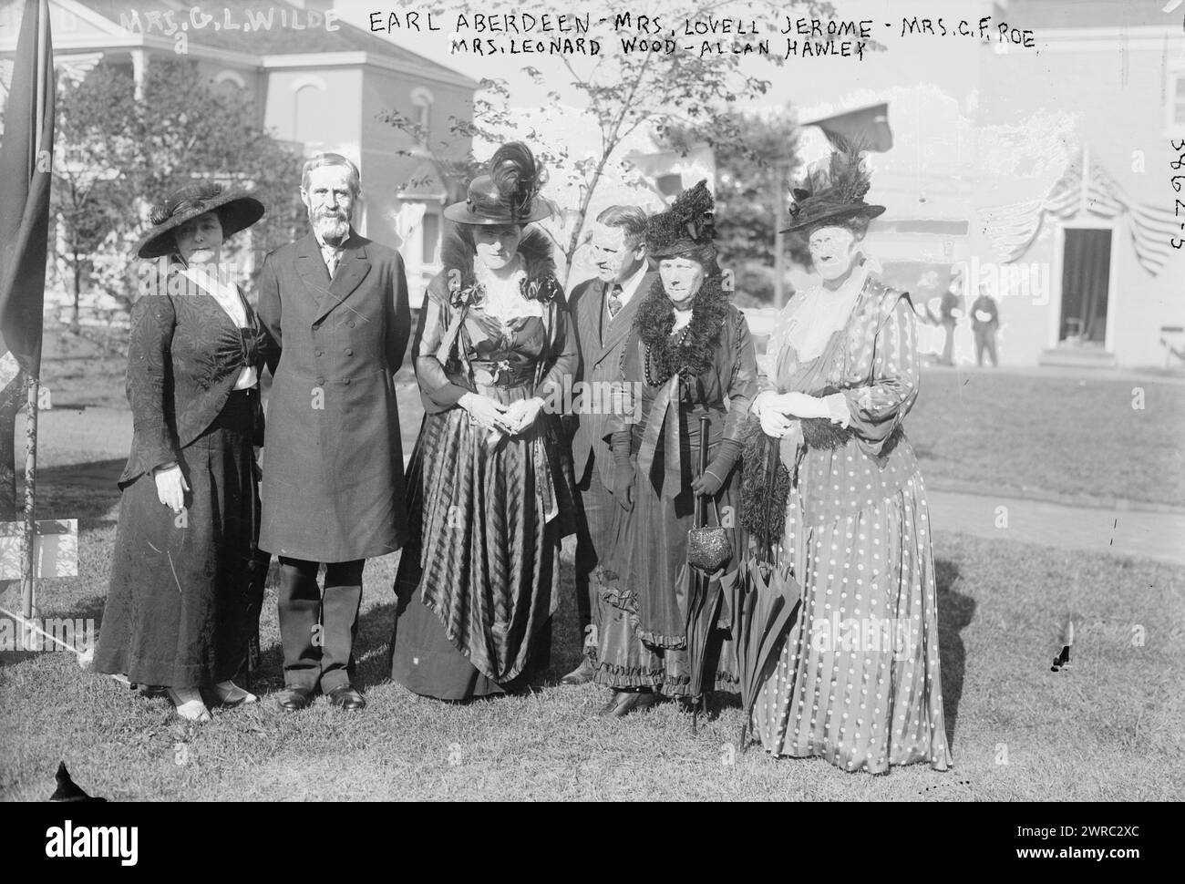 Mrs. G.L. Wilde, Earl of Aberdeen, Mrs. Lovell Jerome, Mrs. C.F. Roe, Mrs. Leonard Wood, Allan Hawley, das Foto zeigt Mrs. George L. Wilde, John Campbell Hamilton-Gordon, Marquess of Aberdeen ane Temair, Mrs. Lovell Jerome, Mrs. Charles F. Roe, Mrs. Leonard Wood und den Flieger Alan R. Hawley bei einer Gartenparty auf Governor's Island, New York, am 26. Mai 1916, 1916. Mai, Glasnegative, 1 negativ: Glas Stockfoto