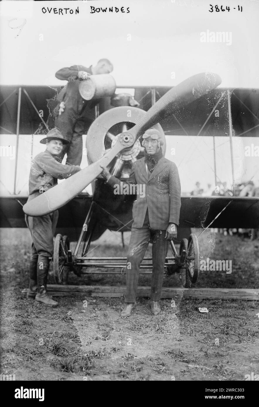 Overton Bowndes, d. h. Bounds, Foto zeigt den Flieger Overton M. 'Rusty' Bounds (1895–1942), der vor seinem Stuntflugzeug steht, das Joseph Cato 1915–1916 gebaut hat., 1916, Glass negative, 1 negative: Glass Stockfoto