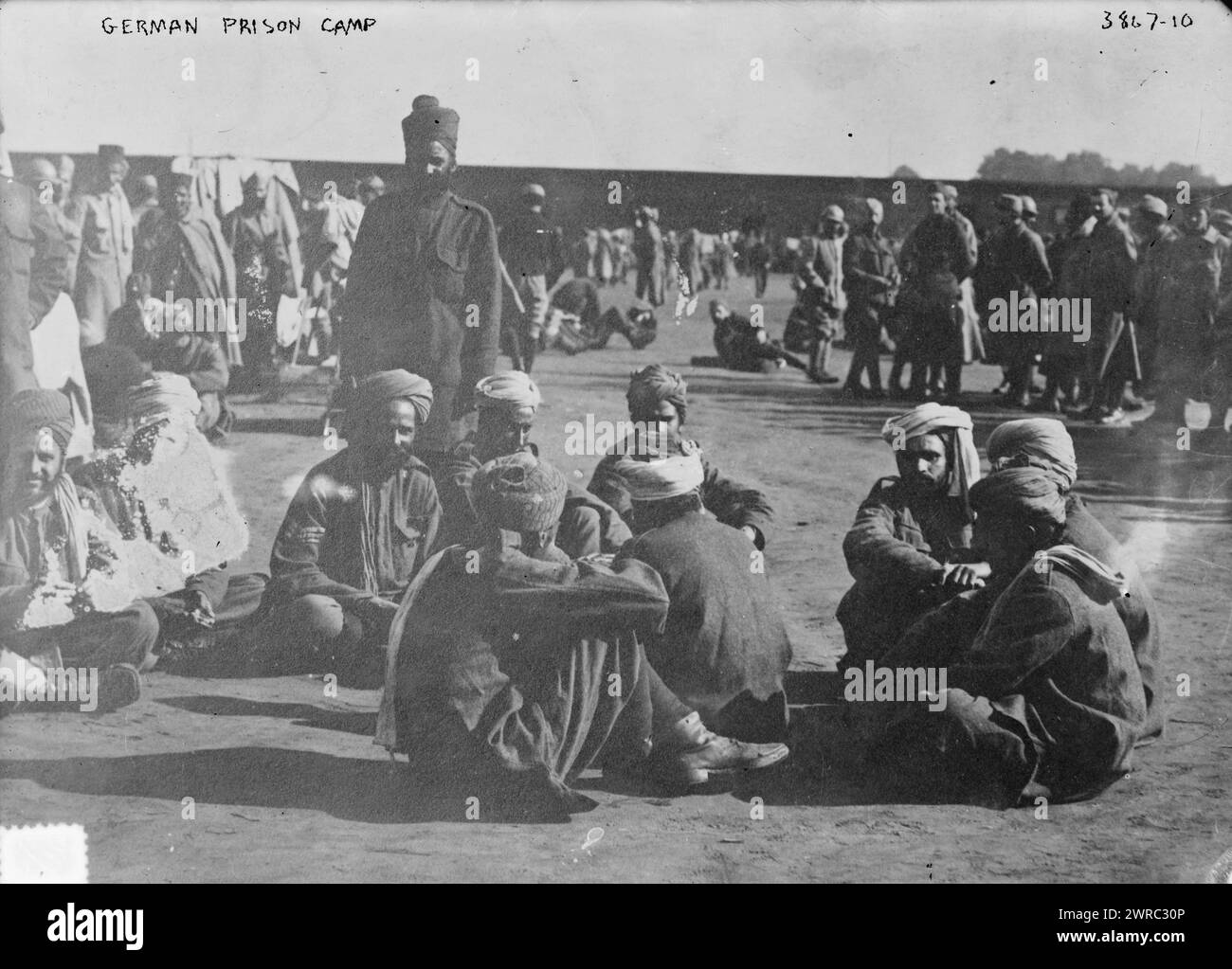 Deutsches Gefangenenlager, Foto zeigt indische Truppen, die während des Ersten Weltkrieges in Europa in einem deutschen Gefangenenlager gefangen genommen wurden, zwischen ca. 1915 und ca. 1916, Weltkrieg, 1914-1918, Glasnegative, 1 negativ: Glas Stockfoto