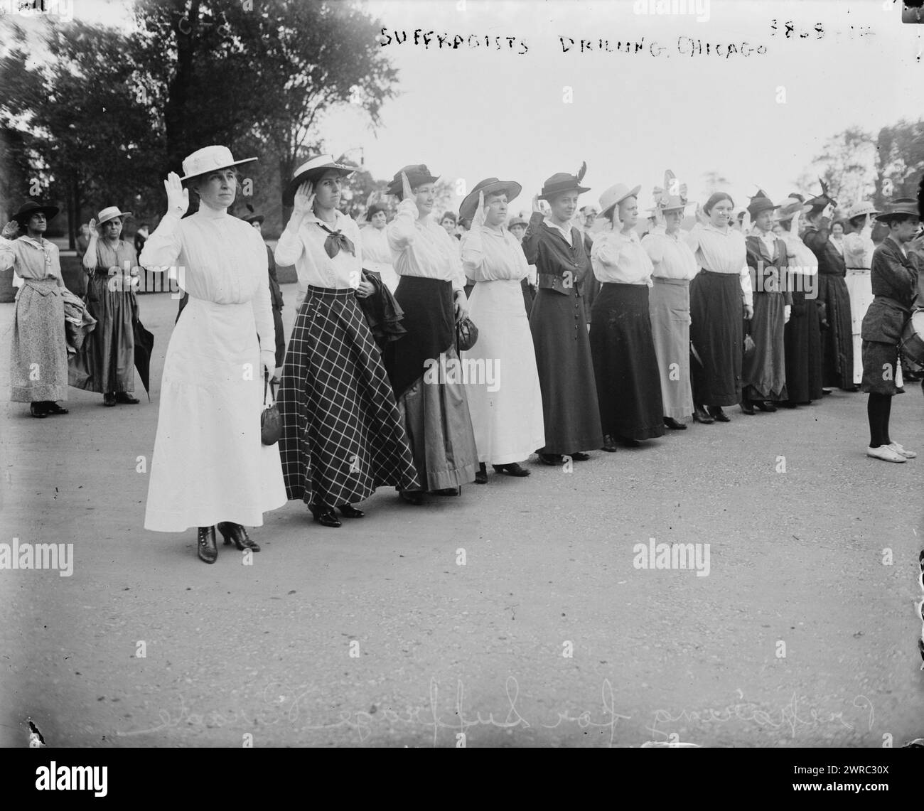 Suffragettes Bohren, Chicago, Fotos zeigen Suffragisten, die in Chicago, außerhalb der Republican National Convention paraden., 1916. Juni, Glass negative, 1 negative: Glass Stockfoto