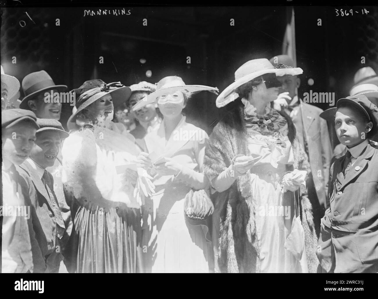 Mannikins, Foto zeigt „The mysterious maskierte Mannikins“, Models aus Hickson & Co.'s Fifth Avenue Store, am Allied Bazaar Ticket Day in New York City, 1. Juni 1916., 1916. Juni, Glasnegative, 1 negativ: Glas Stockfoto