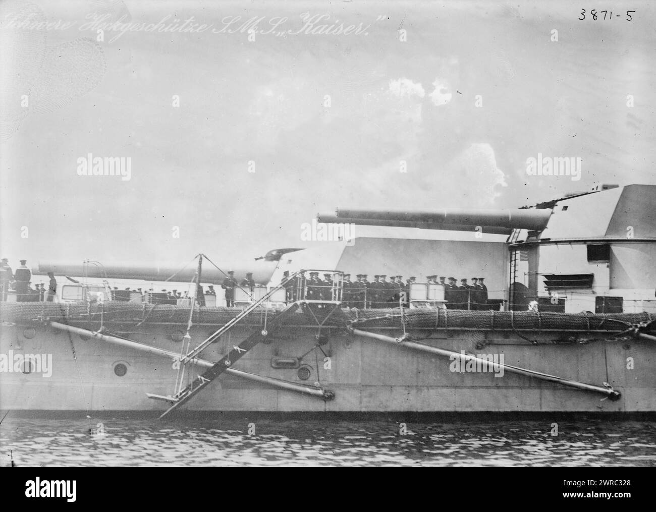Schwere Geschützbatterien des KAISERS, Foto zeigt Nachbildung einer Postkarte, die das deutsche Schlachtschiff Kaiser zeigt, zwischen ca. 1915 und ca. 1920, Glasnegative, 1 negativ: Glas Stockfoto