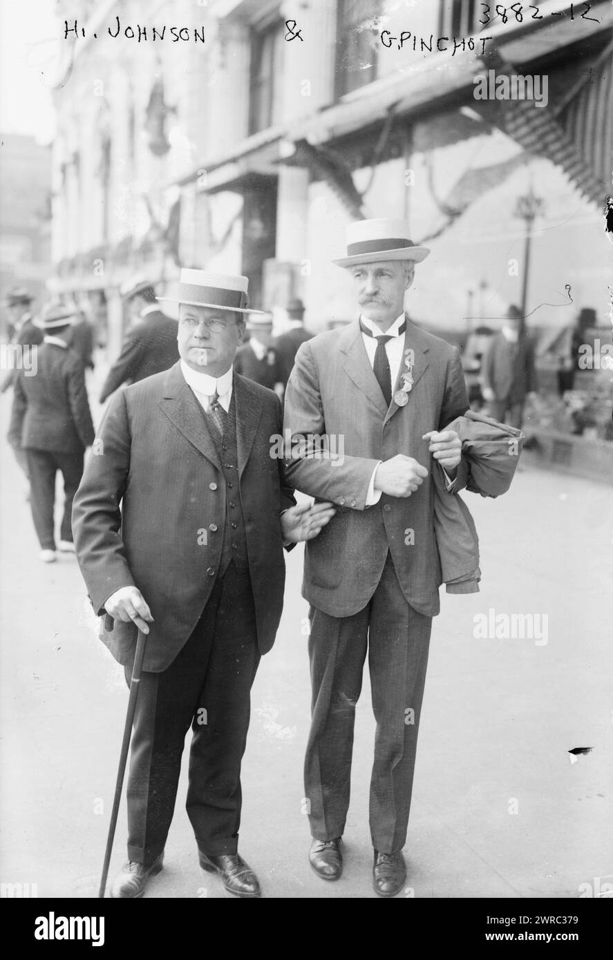 H. Johnson & G. Pinchot, Foto zeigt den progressiven Politiker Hiram Warren Johnson (1866–1945), der von 1911 bis 1917 Gouverneur von Kalifornien war, und den Politiker Gifford Pinchot (1865–1946), der von 1905 bis 1910 erster Chef des United States Forest Service war. 1915 und ca. 1920, Glasnegative, 1 negativ: Glas Stockfoto