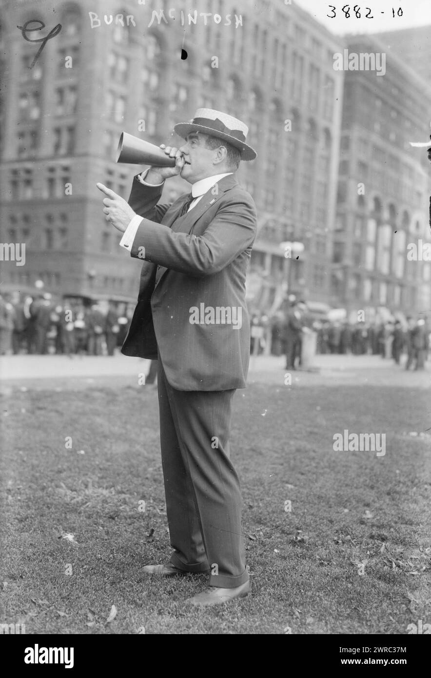 Burr McIntosh, das Foto zeigt vermutlich William Burr McIntosh (1862–1942), der ein Filmstudiobesitzer, Stummfilmschauspieler, Fotograf und Pionier im frühen Film- und Radiogeschäft war. 1915 und ca. 1920, Glasnegative, 1 negativ: Glas Stockfoto
