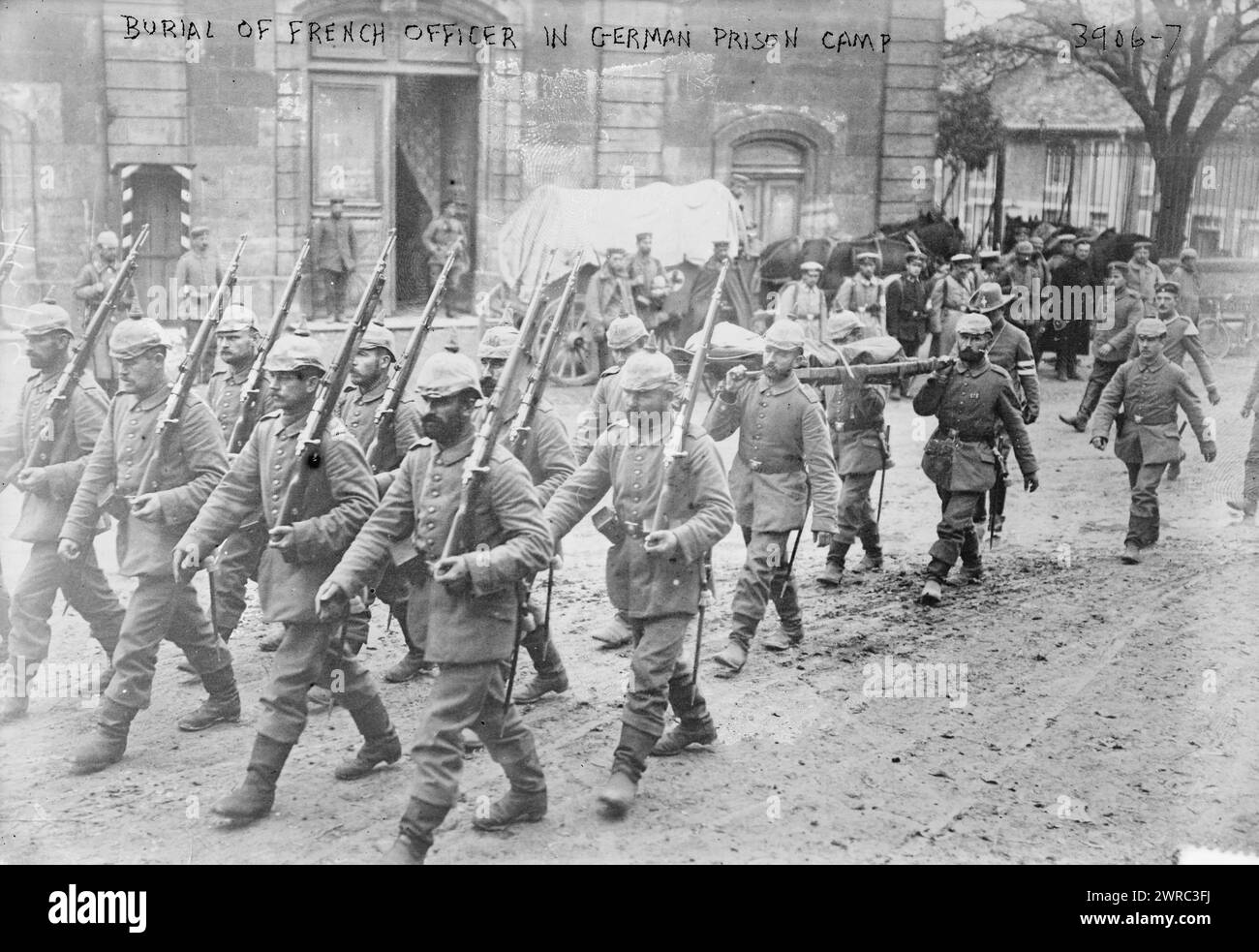 Begräbnis eines französischen Offiziers im deutschen Gefangenenlager, Foto zeigt Soldaten, die während des Ersten Weltkriegs einen toten französischen Offizier auf einem Müll in einem deutschen Gefangenenlager tragen, zwischen ca. 1915 und 1916, Weltkrieg, 1914-1918, Glasnegative, 1 negativ: Glas Stockfoto
