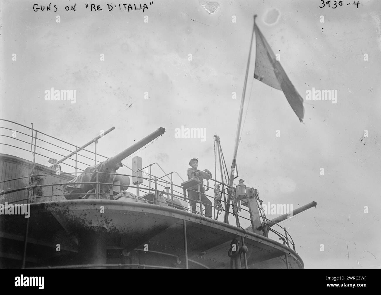 Kanonen auf RE D'ITALIA, Foto zeigt das italienische Dampfschiff Re d'Italia, das nach dem Ausweichen feindlicher U-Boote in New York City ankommt., 1916, Glas-negative, 1 negativ: Glas Stockfoto