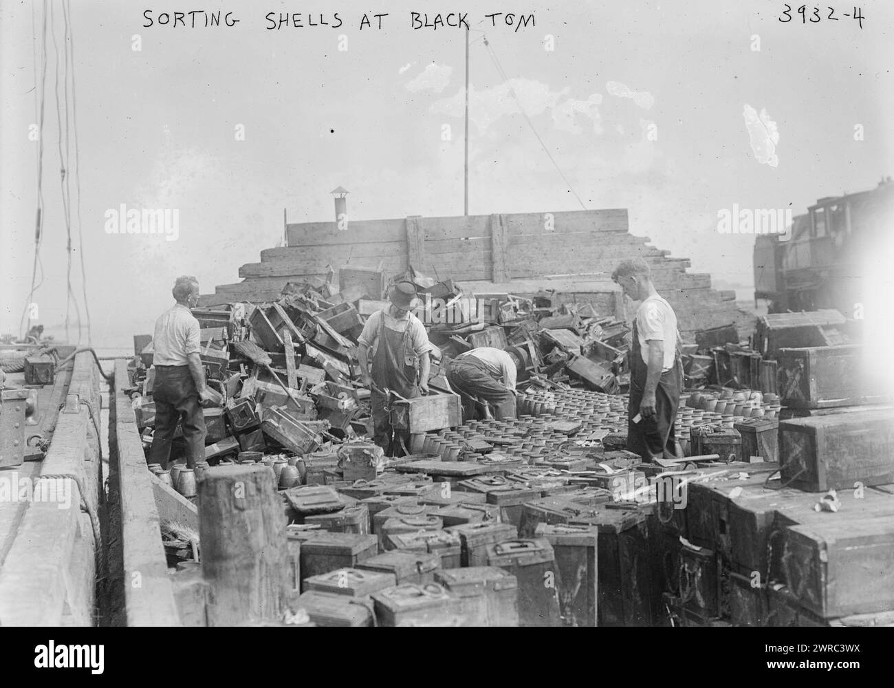 Das Foto zeigt Männer, die Muscheln sortieren, die von Tauchern in der Nähe von Jersey City nach einer Explosion von deutschen Saboteuren am 30. Juli 1916 auf Black Tom Island im New York Harbor nahe Liberty Island gefunden wurden., 1916, Glasnegative, 1 negativ: Glas Stockfoto