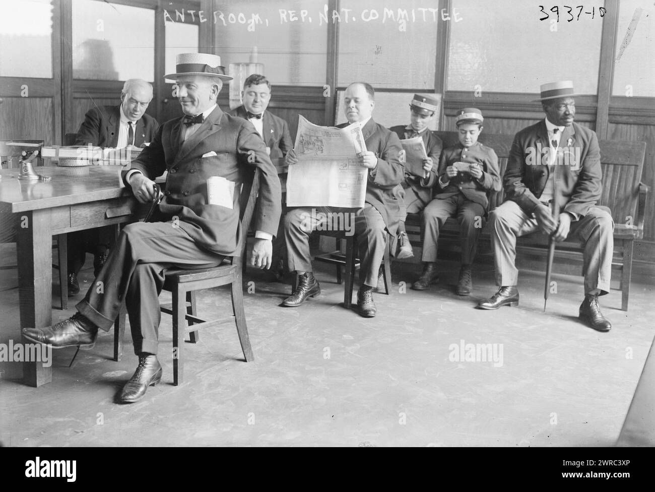 Vorraum, Rep. Nat. Komitee, Foto zeigt Männer, einschließlich eines afroamerikanischen Mannes, und Jungen, die in einem Vorraum des Republikanischen Nationalkomitees warten. 1915 und ca. 1920, Glasnegative, 1 negativ: Glas Stockfoto