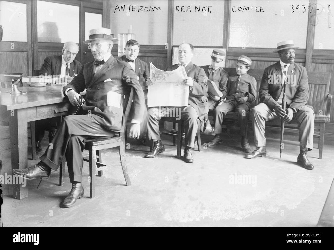 Vorraum, Rep. Nat. Comm'EE, Foto zeigt Männer, einschließlich eines afroamerikanischen Mannes, und Jungs, die in einem Vorraum des Republikanischen Nationalkomitees warten. 1915 und ca. 1920, Glasnegative, 1 negativ: Glas Stockfoto