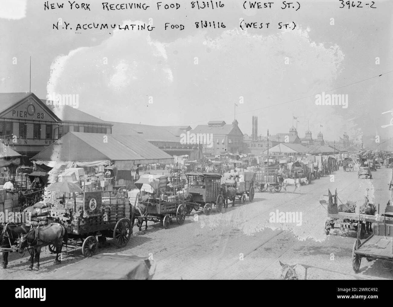 N.Y.C. Accumulating Food (West. St.), Foto zeigt Pier 23, jetzt abgerissen, in Manhattans Gewerbegebiet am Fuße der Harrison Street am Hudson River, New York City. Foto wahrscheinlich während eines Eisenbahnstreiks. 1916. August 31, Glasnegative, 1 negativ: Glas Stockfoto