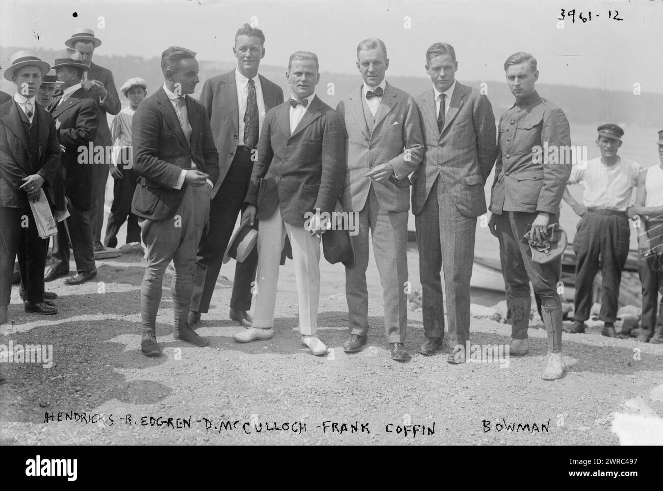 Hendricks, d. h. Kendrick, B. Edgren, D. McCulloch, Frank Coffin (d. h. Coffyn), Bowman, das Foto zeigt die Piloten Beryl H. Kendrick, Robert W. 'Bob' Edgren, David McCulloch (McCullough), Frank Trenholm Coffyn und Ripley Bowman. Der zweite Mann von rechts könnte Lawrence Burst Sperry sein. Piloten nahmen am 31. August 1916 an einem Mittagessen in der New York Flying Yacht Club Station am Hudson River Teil., 1916. August 31, Glass negative, 1 negative: Glass Stockfoto