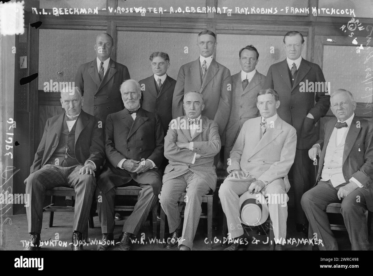 R.L. Beeckman, V. Rosewater, A.O. Eberhart, Ray. Robins, Frank Hitchcock, Die. Burton, Jas. Wilson, W.R. Willcox, C.G. Dawes, J. Wanamaker, Foto zeigt Robert Livingston Beeckman, Adoplh Olson Eberhart, Frank Harris Hitchcock, Raymond Robins, Theodore Elijah Burton, John Wanamaker, William Russell Willcox, Charles Gates Dawes, James „Tama Jim“ Wilson und Victor Rosewater. Männer sind wahrscheinlich Mitglieder eines Beratungsausschusses, das gegründet wurde, um Willcox, den Vorsitzenden des Republikanischen Nationalkomitees, zu unterstützen., 23. August 1916, Glass negative Stockfoto