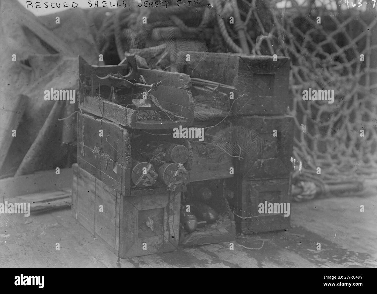 Retcued Shells, Jersey City, Foto zeigt die Folgen der Black Tom Munitions Explosion vom 30. Juli 1916 auf Black Tom Island im New York Harbor nahe Liberty Island., 1916, Glass negative, 1 negative: Glass Stockfoto