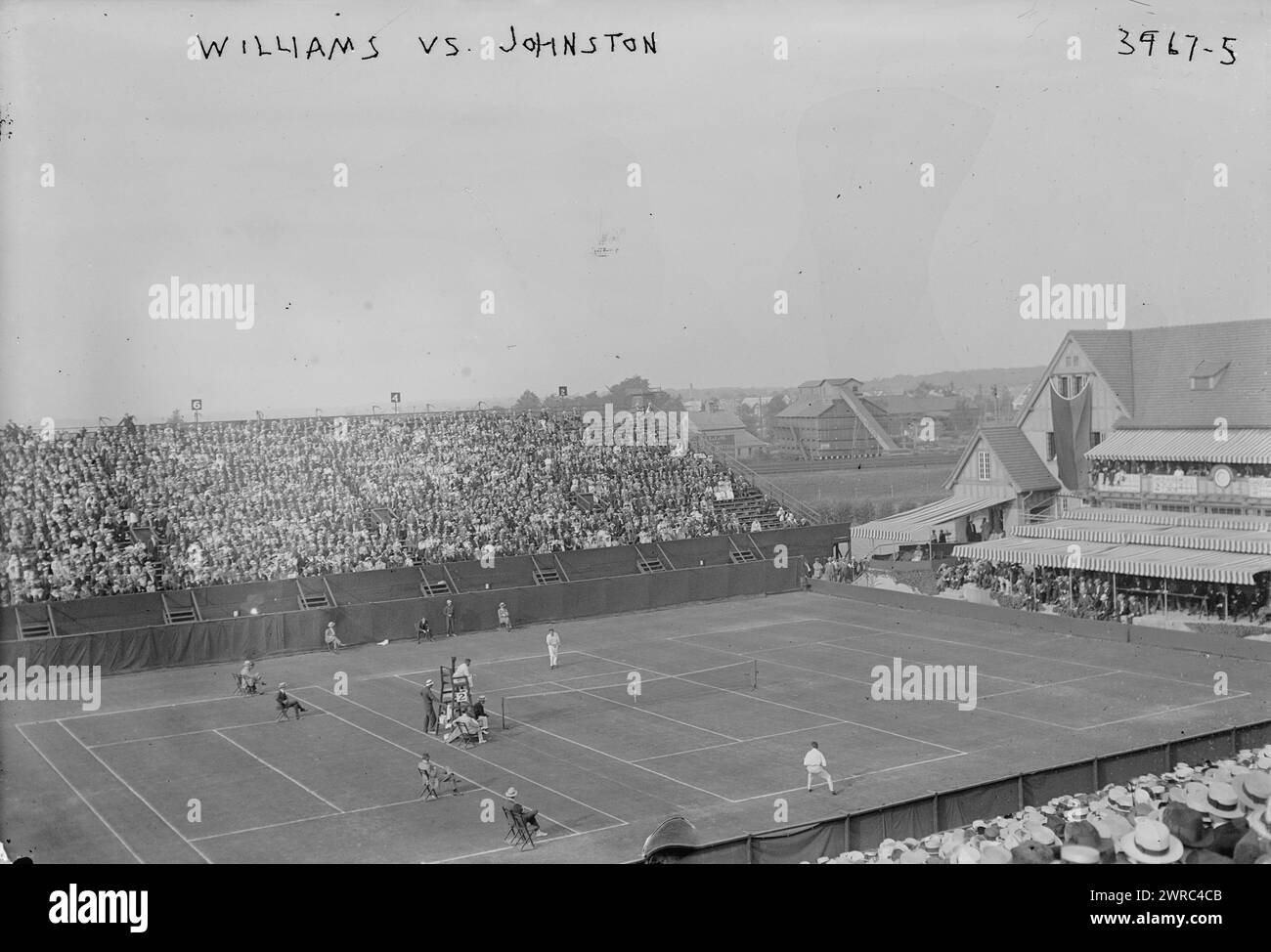 Williams vs Johnston Tennis, Foto zeigt zwei Konkurrenten für die U.S. National Championship 1916, R. Norris Williams und Bill Johnston, die vom 28. August bis zum September stattfanden 5, 1916 in Forest Hills, New York. 1916, Glasnegative, 1 negativ: Glas Stockfoto
