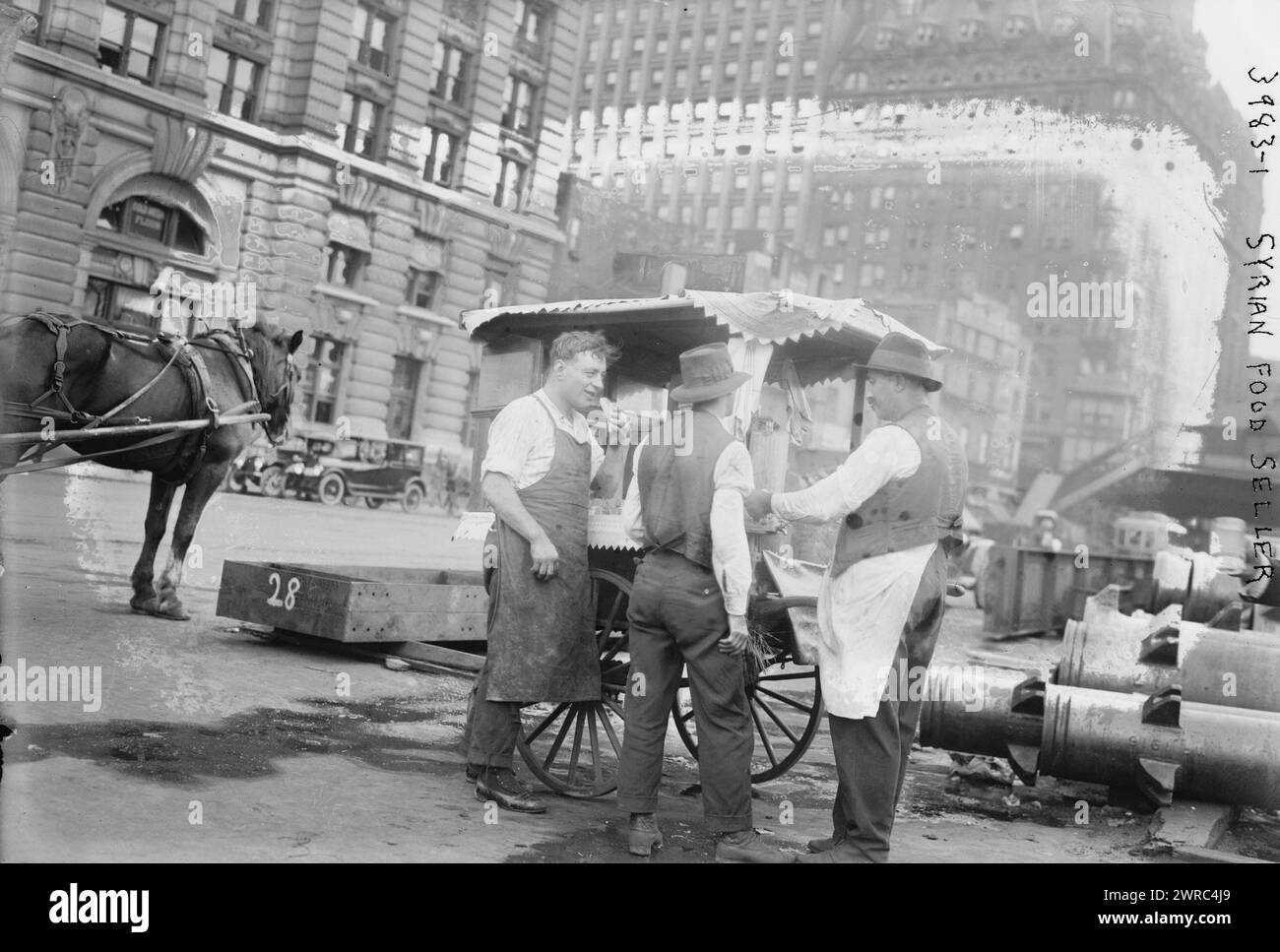 Syrischer Lebensmittelhändler, Foto zeigt Männer, wahrscheinlich arabisch-amerikanische Lebensmittelhändler, in einer Gegend von Manhattans Lower West Side, bekannt als das „Herz der arabischen Welt von New York“. Das Viertel Washington Street wurde gemeinhin als syrische Kolonie bezeichnet. 1915 und ca. 1920, Glasnegative, 1 negativ: Glas Stockfoto