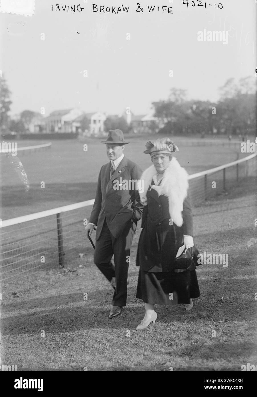 Irving Brokaw & Wife, Foto zeigt Eiskunstläufer und Geschäftsmann Isaac Irving Brokaw (1871–1939) und seine Frau Lucille Nave, Piping Rock, Locust Valley, New York. 1915 und ca. 1920, Glasnegative, 1 negativ: Glas Stockfoto