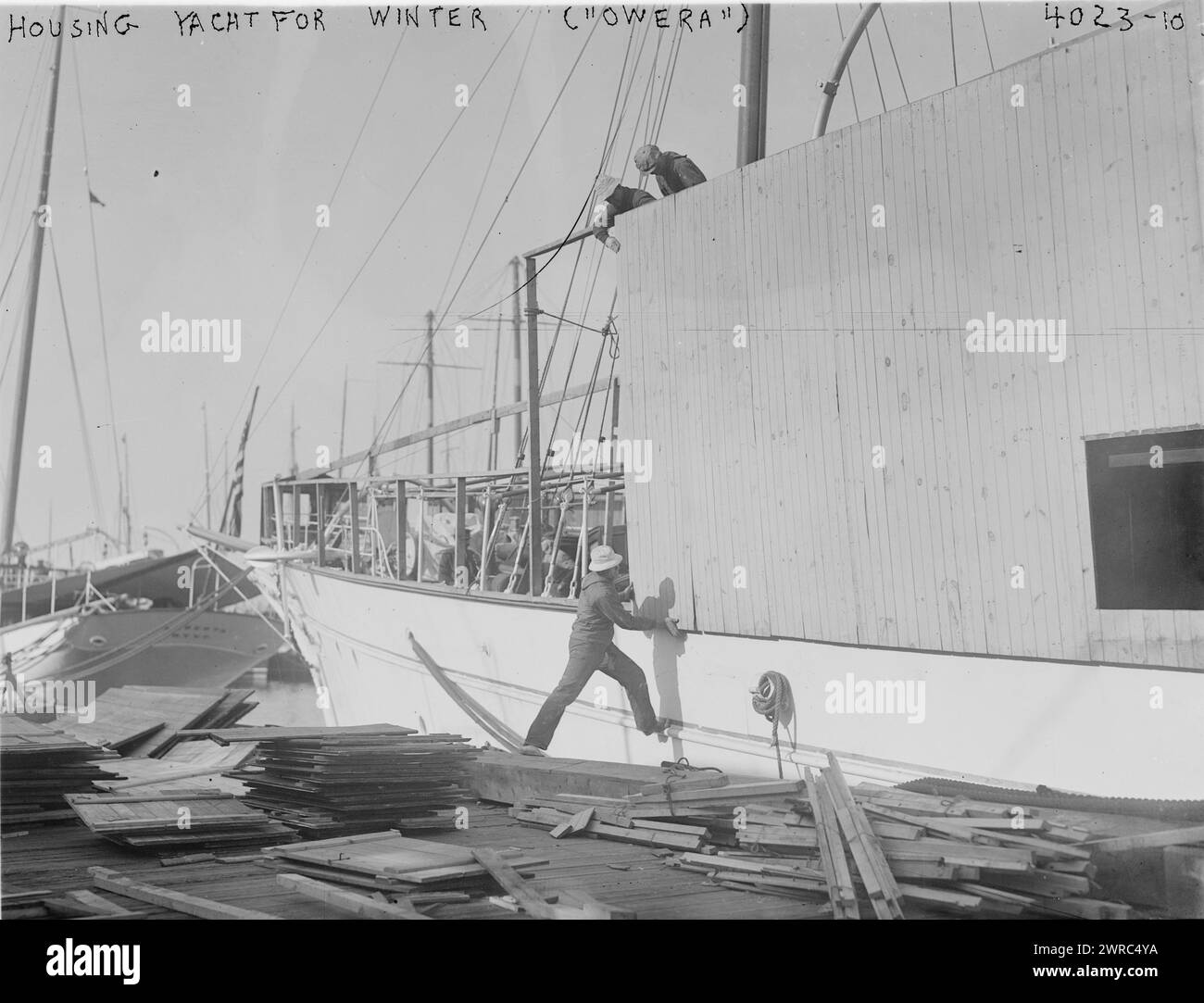 Das Foto zeigt, dass ein Gehäuse um ein Patrouillenschiff gebaut wurde, das am 15. Juni 1917 als USS Owera (SP-167) in Betrieb genommen wurde, zwischen 1917 und ca. 1920, Glasnegative, 1 negativ: Glas Stockfoto