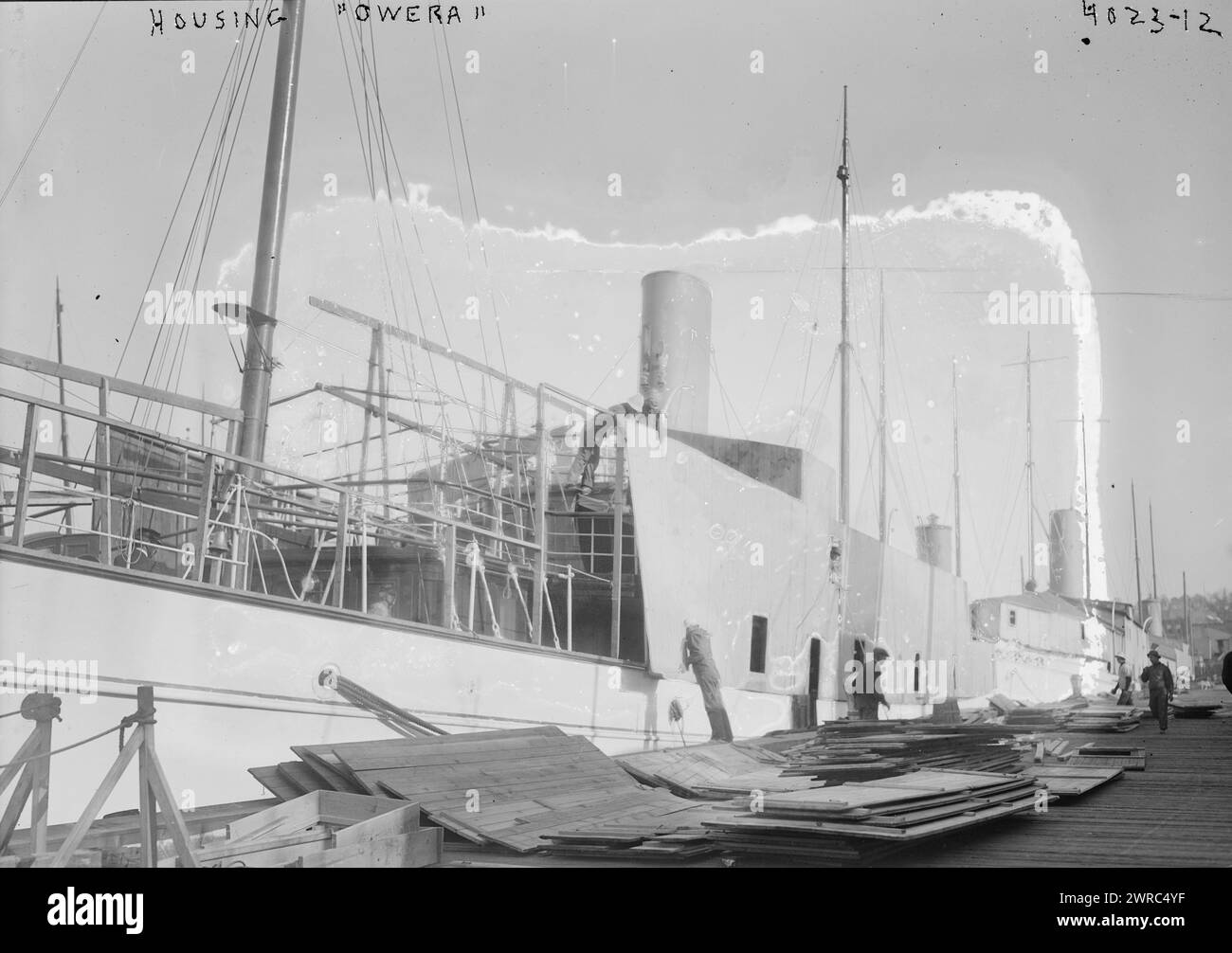 Housing 'Owera', Foto zeigt Wohngebäude, die um das Patrouillenschiff der Navy gebaut wurden, das am 15. Juni 1917 als USS Owera (SP-167) in Betrieb genommen wurde, zwischen 1917 und ca. 1920, Glasnegative, 1 negativ: Glas Stockfoto