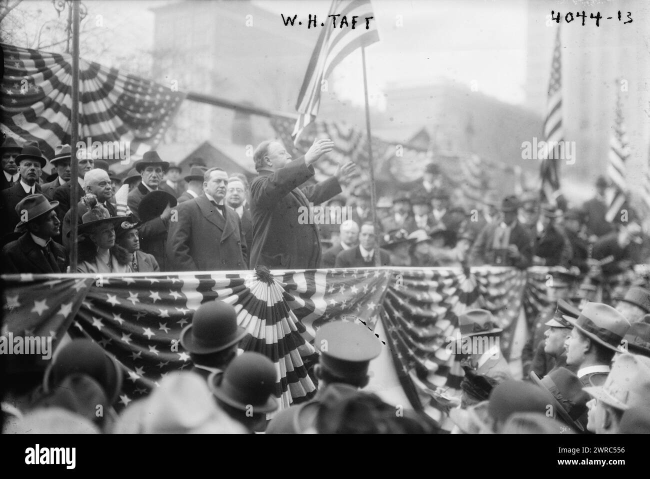 W.H. Taft, Foto zeigt den ehemaligen Präsidenten William Howard Taft, der am 4. November 1916 für den republikanischen Kandidaten Charles Evans Hughes am Union Square, New York City, 1916. November, 4. November, Glass negative, 1 negative: Glass Stockfoto