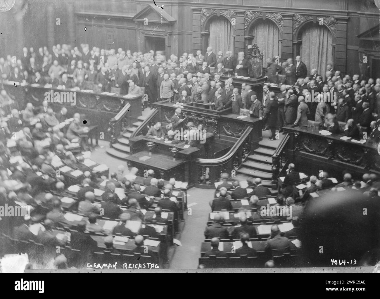 Deutscher Reichstag, Foto zeigt den Deutschen Reichstag mit Reichskanzler Theobald Bethmann Hollweg im Stuhl auf einem Gang oben links auf der Treppe., zwischen ca. 1915 und 1916, Glasnegative, 1 negativ: Glas Stockfoto