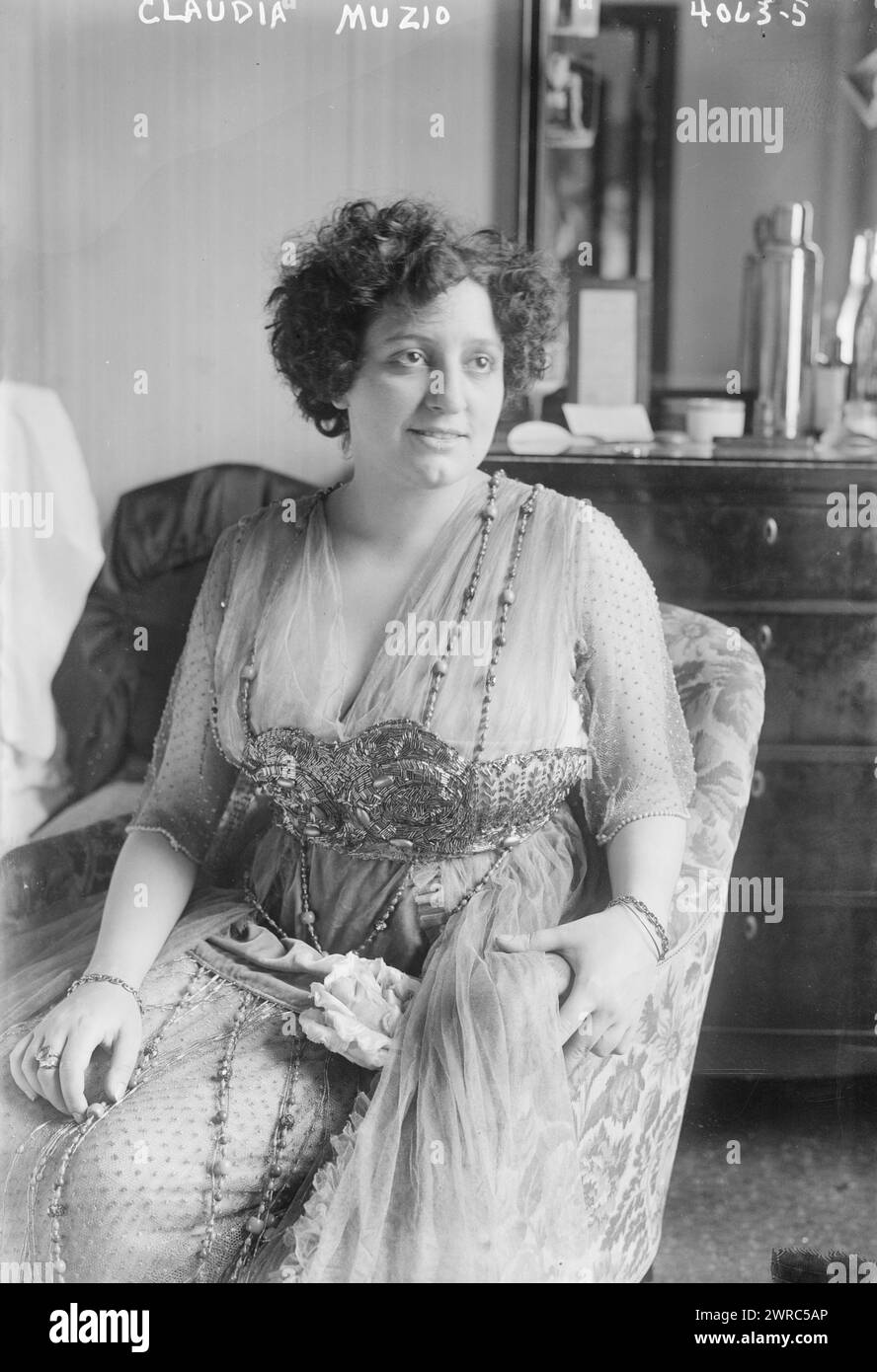 Claudia Muzio, Foto zeigt die italienische Opernsängerin Claudia Muzio (1889-1936)., zwischen ca. 1915 und ca. 1920, Glasnegative, 1 negativ: Glas Stockfoto