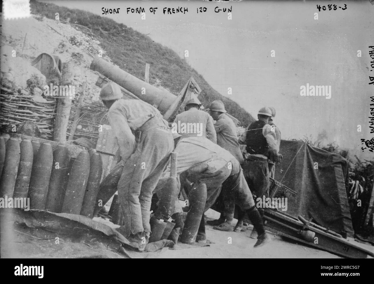 Kurzform der französischen 120-Kanone, Foto zeigt eine französische Schneider-Artillerie-Kanone, die während des Ersten Weltkriegs verwendet wurde, zwischen ca. 1915 und ca. 1920, Weltkrieg, 1914-1918, Glasnegative, 1 negativ: Glas Stockfoto