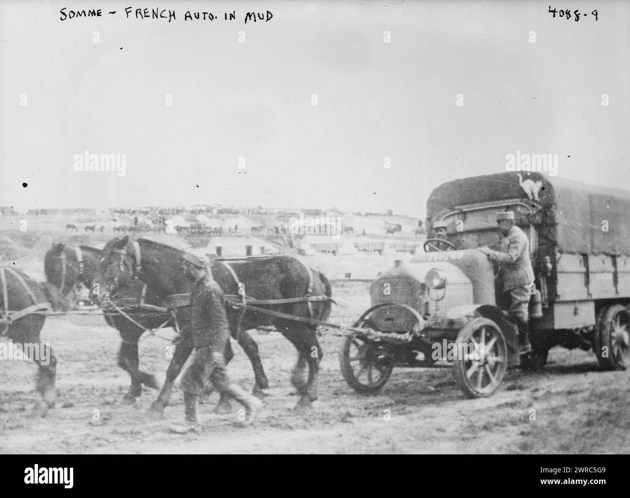 Somme, Französisch Auto in Schlamm, Foto zeigt einen französischen Militärwagen, der während des Ersten Weltkriegs in der Somme, Frankreich, zwischen ca. 1915 und ca. 1920, Weltkrieg, 1914-1918, Glasnegative, 1 negativ: Glas Stockfoto