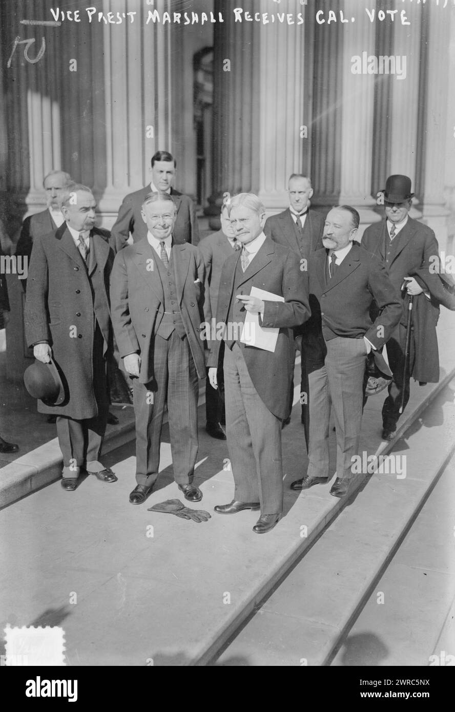 Vice Pres't Marshall erhält Cal. Abstimmung, Foto zeigt den Anwalt Francis Joseph Heney (1859–1937), der die Stimmen des kalifornischen Wahlkollegiums für Präsident Wilson an den Senat übergibt, wo sie von Vizepräsident Thomas Riley Marshall (1854–1925) empfangen werden., 20. Januar 1917, Glass negative, 1 negative: Glass Stockfoto