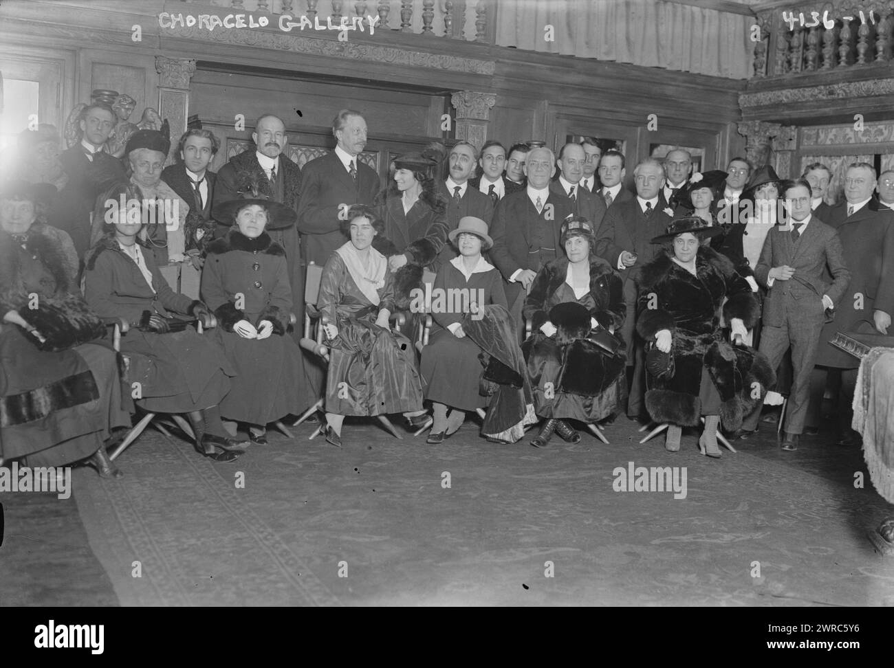 Choracelo, d. h. Choralcelo Gallery, Foto zeigt eine Gruppe von Personen, möglicherweise die New York Electrical Society, die sich in den Choralcelo Galleries, 17 East 40th Street, New York City, zwischen ca. 1915 und ca. 1920, Glasnegative, 1 negativ: Glas Stockfoto