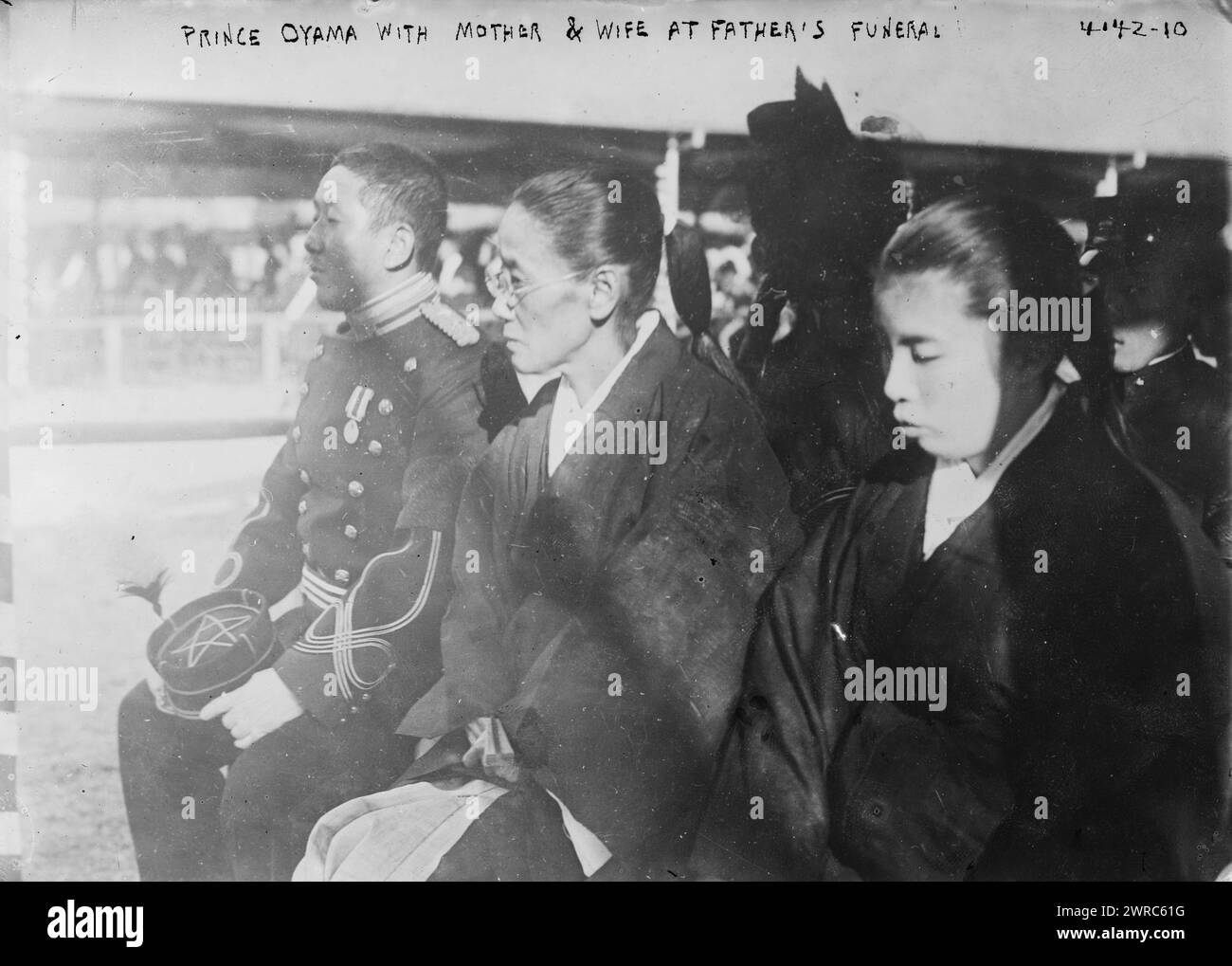 Prinz Oyama mit Mutter und Frau bei der Beerdigung seines Vaters, Foto zeigt Familienmitglieder, darunter Prinz Oyama und seine Mutter Oyama Sutematsu (1860–1919) und Ehefrau bei der Beerdigung seines Vaters, japanischer Feldmarschall Prinz Oyama Iwao (1842–1916)., 1916, Glass negative, 1 negative: Glass Stockfoto