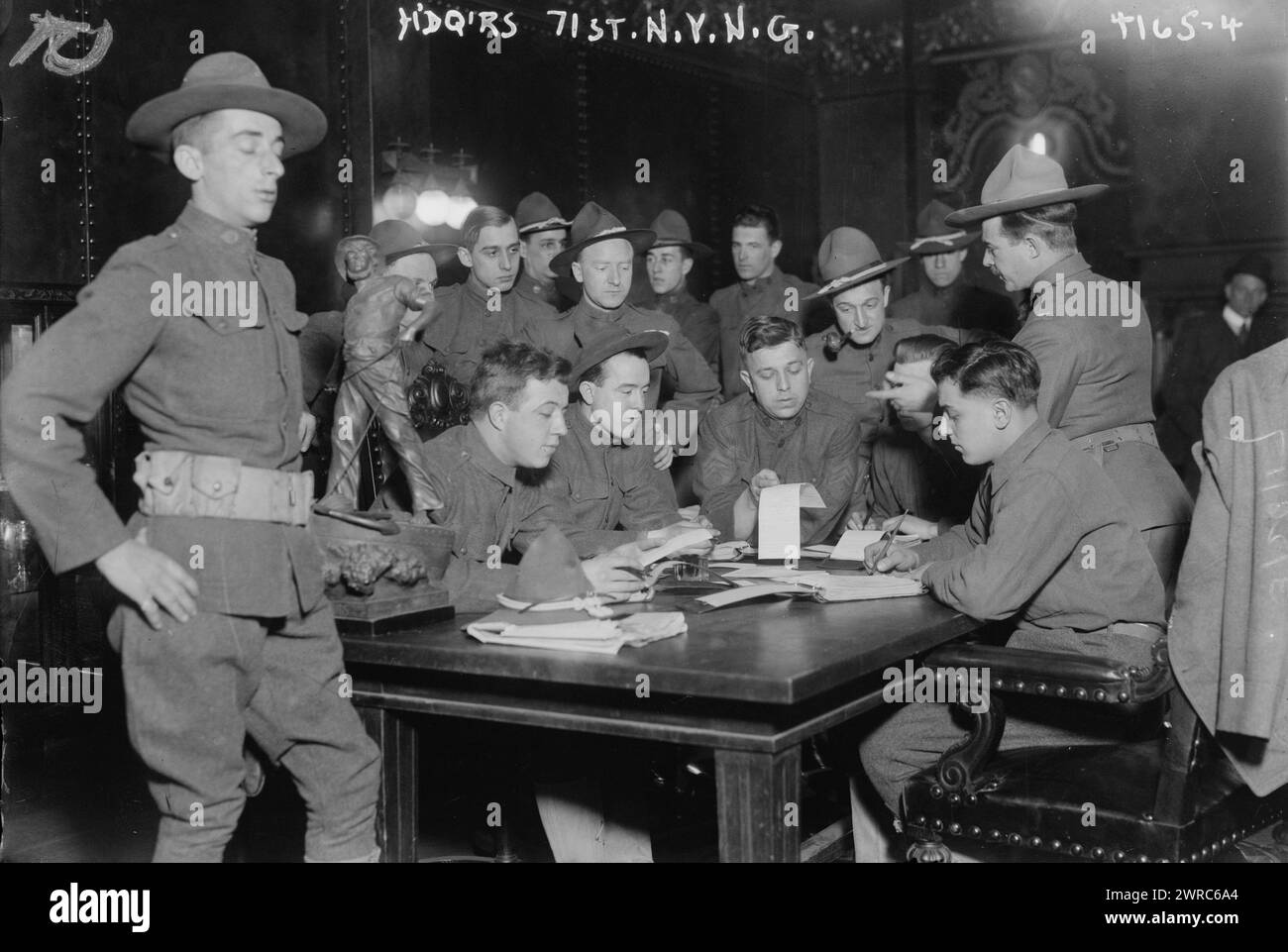 H'dq'rs., 71st N.Y.N.G., Foto zeigt das 71. Regiment der New Yorker Nationalgarde, das am 28. März 1917 in den Federal Field Service eingeteilt wurde, 26. März 1917, Glasnegative, 1 negativ: Glas Stockfoto