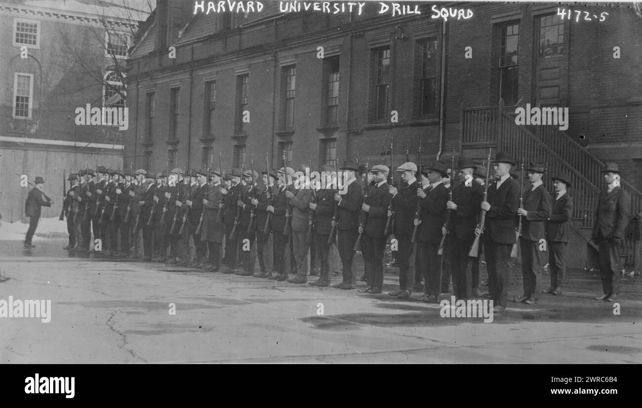 Harvard University Drill Squad, zwischen ca. 1915 und ca. 1920, Glasnegative, 1 negativ: Glas Stockfoto