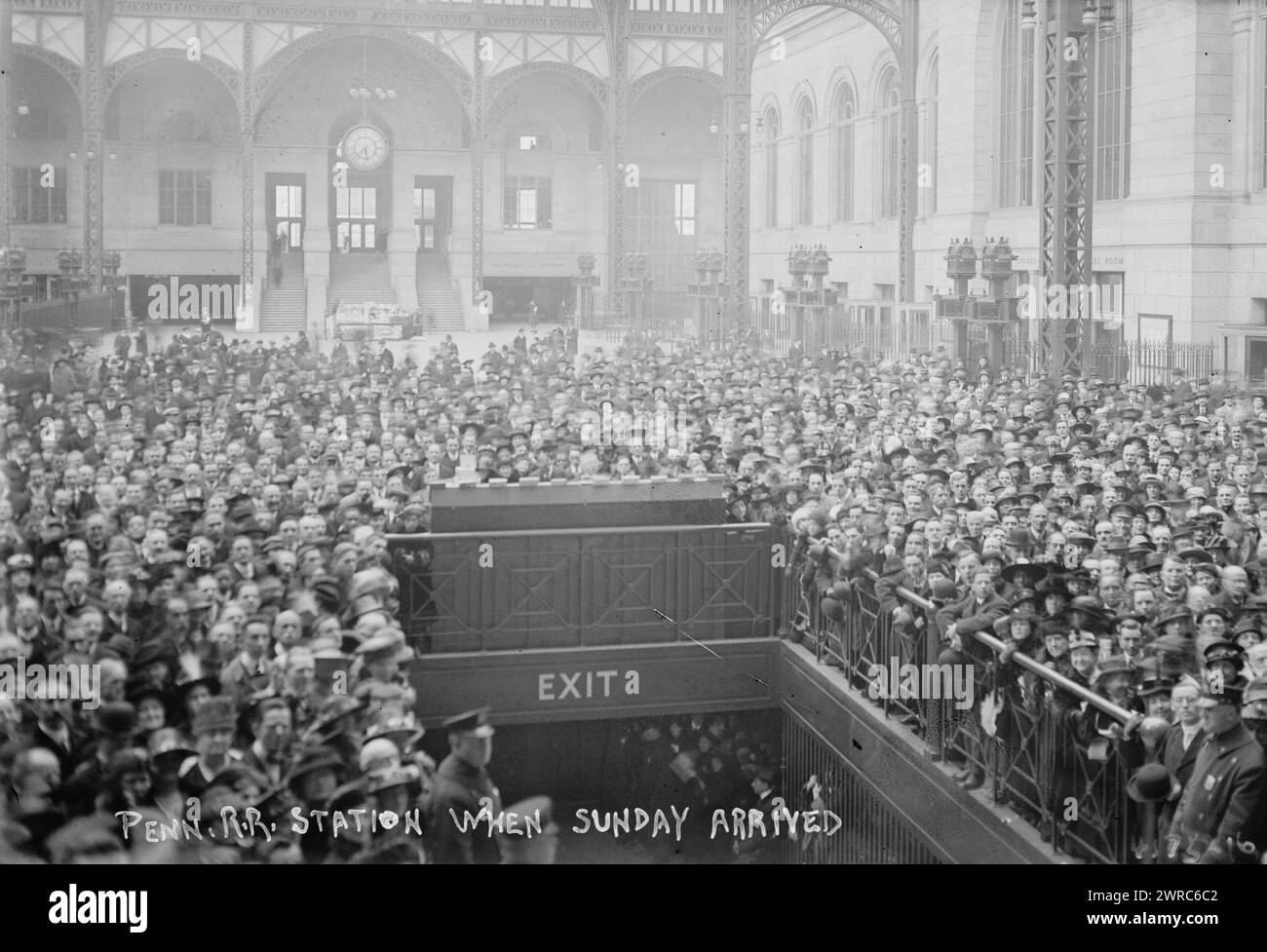 Als Sonntag ankam, zeigt das Foto die Menge, die sich um den Ausgang der Pennsylvania Station in New York City versammelt hat und auf die Ankunft von Billy Sunday., 1915, Glas negative, 1 negativ: Glas Stockfoto