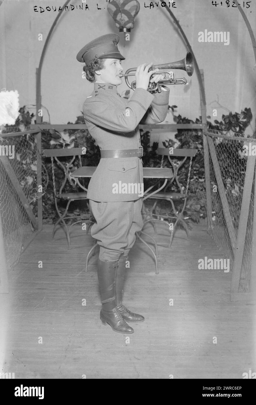 Edouardina, d. h. Edwardina L. Lavoie, Foto zeigt Edwardina Lavoie, Bugler der 1. Feldartillerie der New Yorker Nationalgarde, die einzige bekannte Frau in einer Armeeband., 26. April 1917, Glass negative, 1 negative: Glass Stockfoto Edouardina, d. h. Edwardina L. Lavoie, Foto zeigt Edwardina Lavoie, Bugler der 1. Feldartillerie der New Yorker Nationalgarde, die einzige bekannte Frau in einer Armeeband., 26. April 1917, Glass negative, 1 negative: Glass Stockfoto