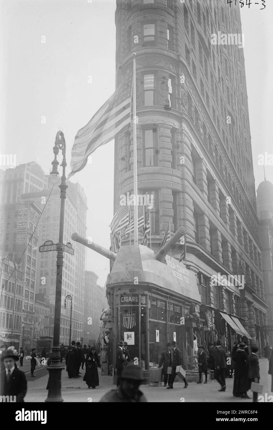 Recruiting Address, 23d & Broadway, N.Y., Foto zeigt das Flatiron Building, New York City, mit Recruiting-Schildern für den Ersten Weltkrieg: 'Your Country Needs You.', zwischen 1917 und 1918, Glasnegative, 1 negativ: Glas Stockfoto