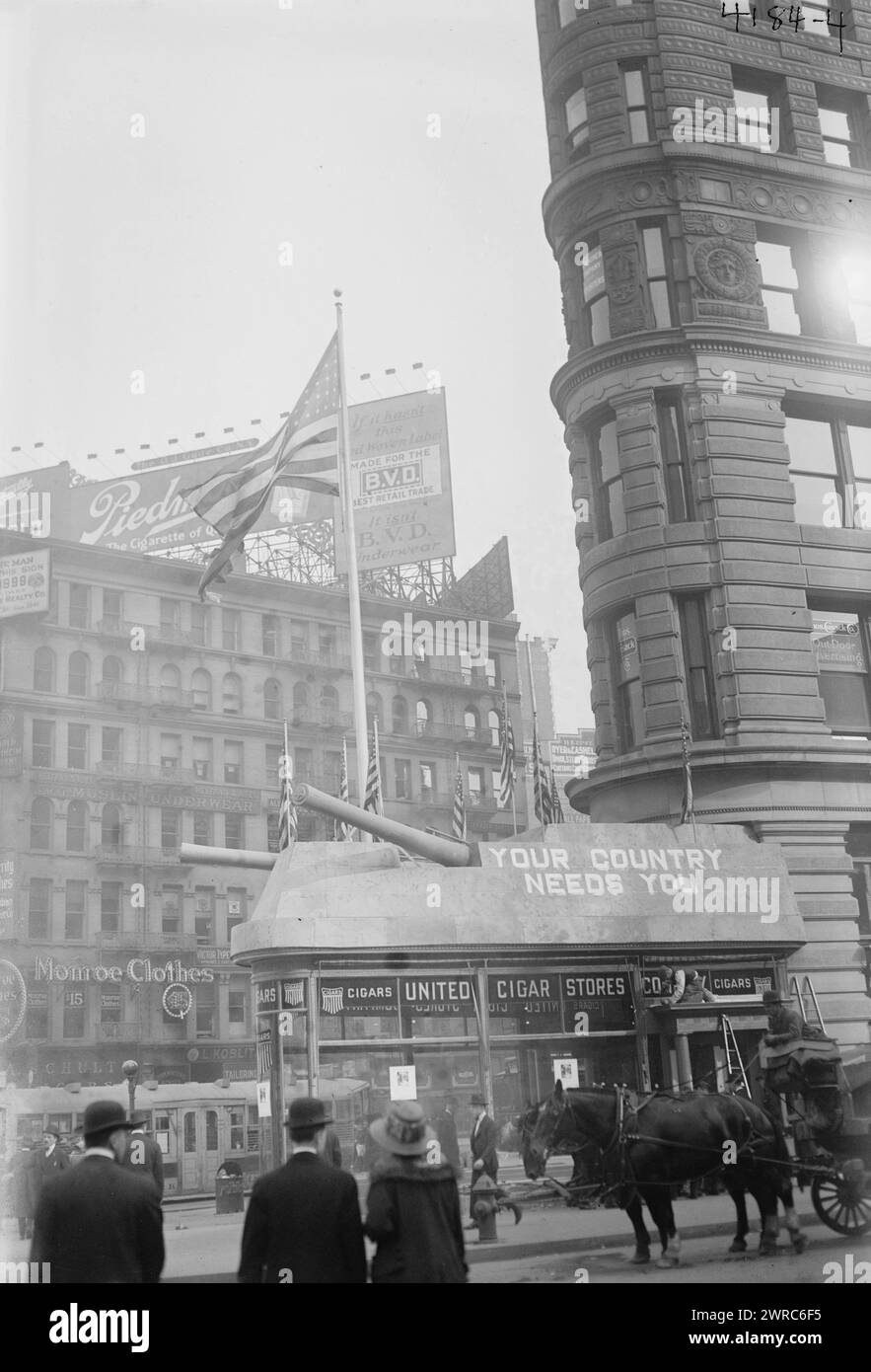 Recruiting Address, 23d & Broadway, N.Y., Foto zeigt das Flatiron Building, New York City, mit Recruiting-Schildern für den Ersten Weltkrieg: 'Your Country Needs You.', zwischen 1917 und 1918, Glasnegative, 1 negativ: Glas Stockfoto