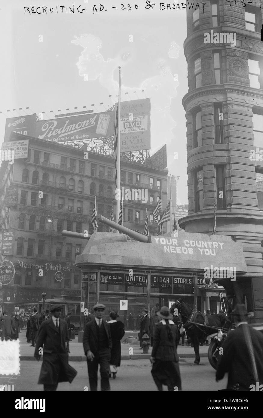 Recruiting Ad., 23d & Broadway, N.Y., Foto zeigt das Flatiron Building, New York City, mit Rekrutierungsschildern für den Ersten Weltkrieg: „Your Country Needs you.“, zwischen ca. 1915 und ca. 1920, Glasnegative, 1 negativ: Glas Stockfoto
